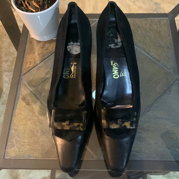 SALVATORE FERRAGAMO LEOPARD BUCKLE PUMP - Picture 2 of 10